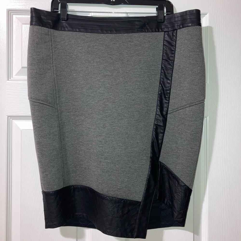 1X Black faux leather skirt